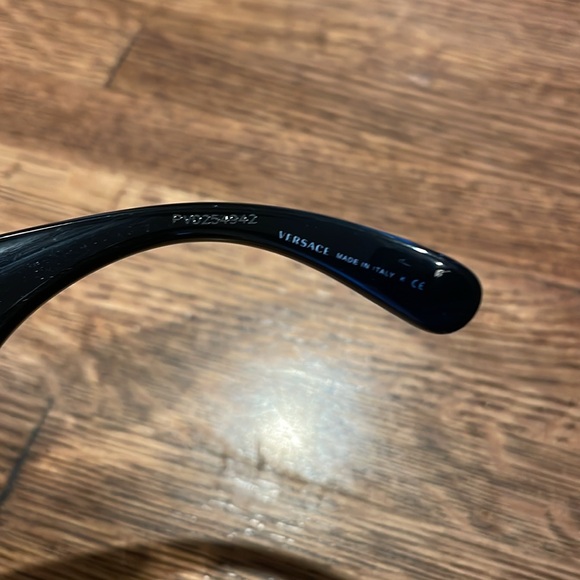 Versace Medusa sunglasses gold hardware - Picture 4 of 9